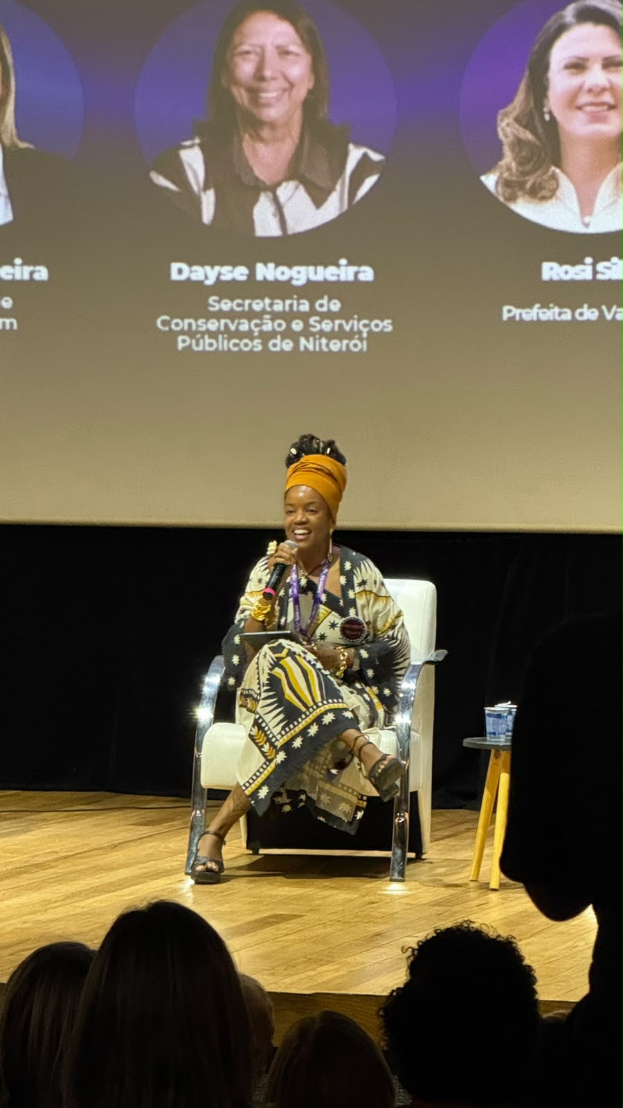 Secretária Thaiana Ívia discursando no palco